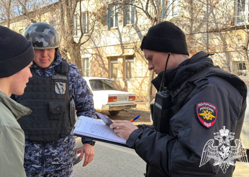 В Астрахани правоохранители задержали вооруженного человека