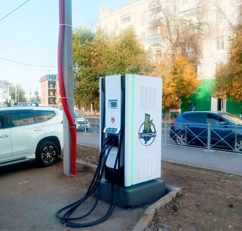 В Астрахани открыли новую электрозарядную станцию для автомобилей: ввод еще десяти готовится