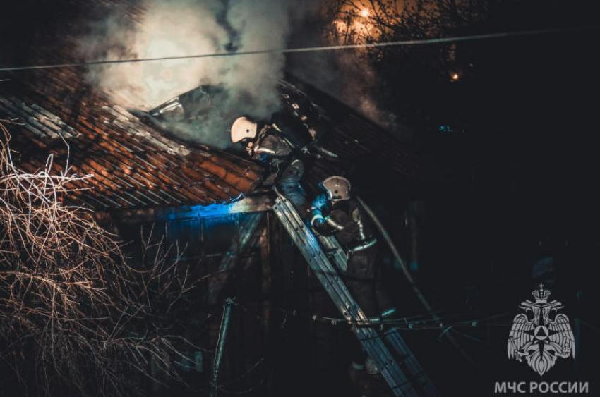 В Ленинском районе Астрахани произошел крупный пожар, сгорел жилой дом