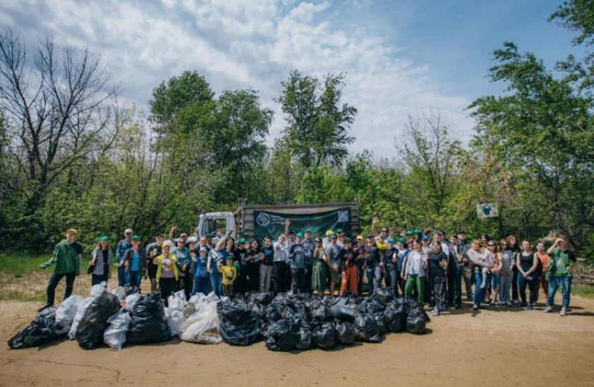В Астрахани волонтеры собрали с Городского острова 88 мешков мусора