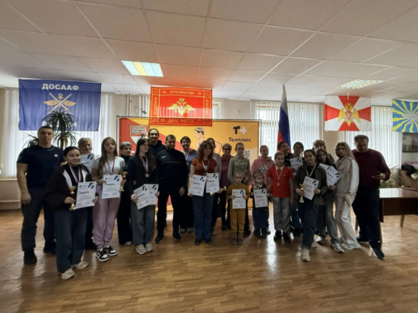 В праздник астраханки постреляли из винтовок и попили чай