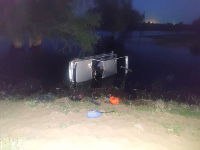 Астраханец утонул, упав в воду на собственном автомобиле 
