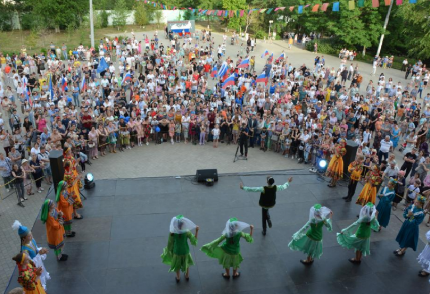 Более тысячи человек отметили День России в астраханском парке «Аркадия»