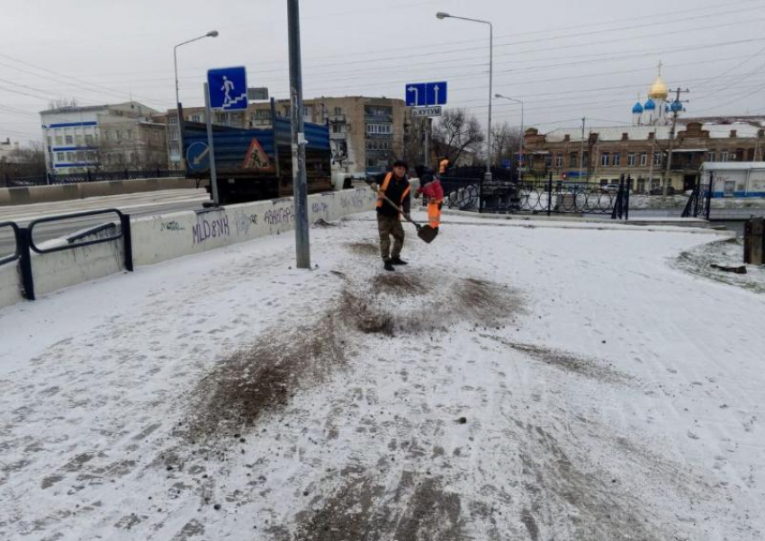 Коммунальщики с ночи принялись убирать снег и счищать лед в Астрахани