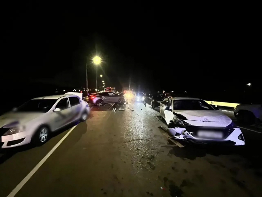 В Астрахани в серьезном ДТП пострадали люди от удара трех автомобилей 