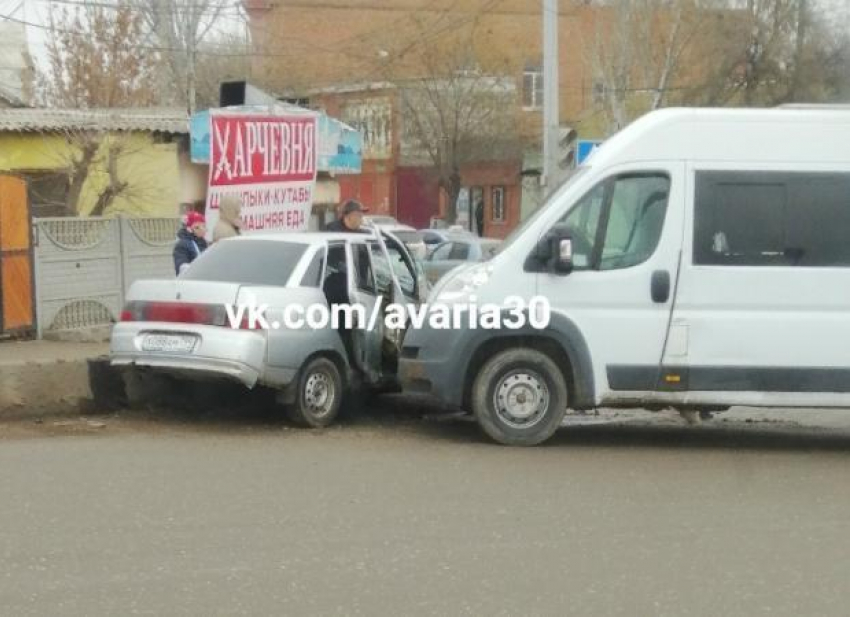 В Астрахани в результате ДТП пострадали пассажиры маршрутки