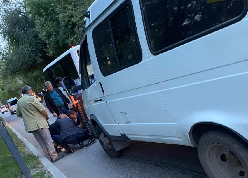 В Астрахани на улице Савушкина маршрутка сбила ребёнка