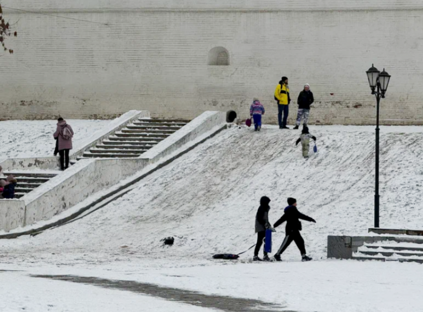 В Астрахани дети увлеклись опасной ездой на санках: многие попали в больницу