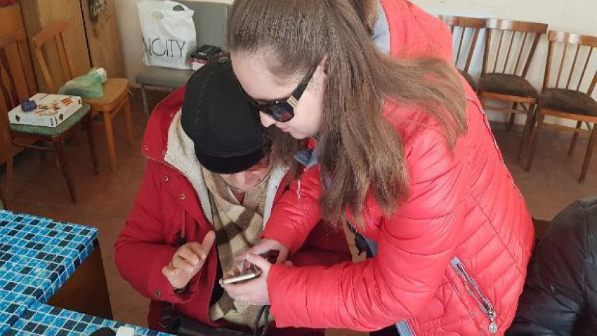 Астраханка обучает незрячих людей пользоваться смартфоном