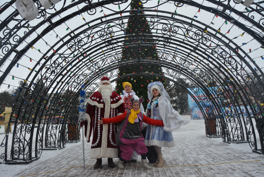 У центральной елки Астрахани ежедневно проходят праздничные мероприятия