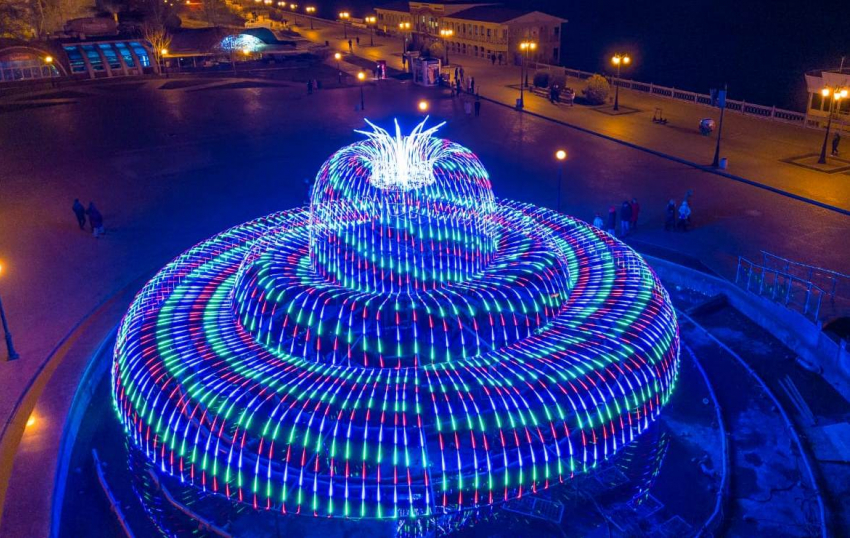 В Астрахани работает самый большой умный светодиодный фонтан в России