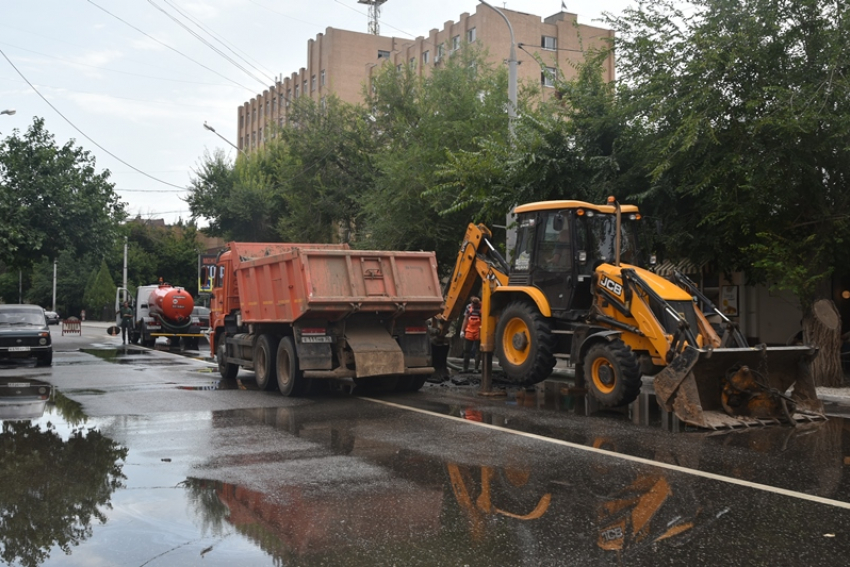 В Астрахани перекрыли центр города из-за коммунальной аварии 