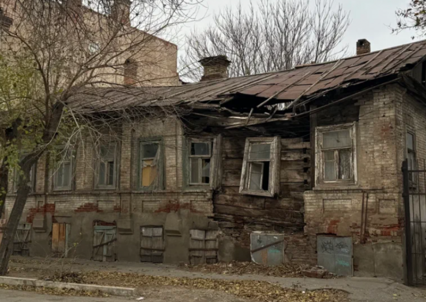 Семья астраханцев, живущая в аварийном доме 1894 года, не может съехать