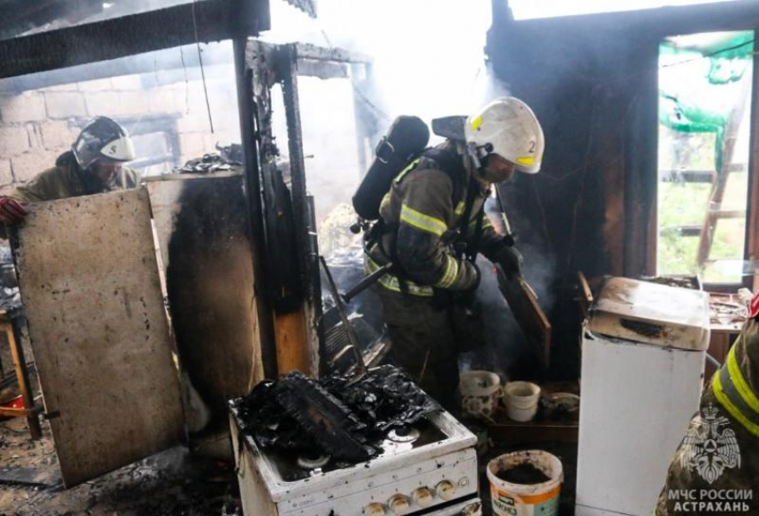 Астраханские спасатели предотвратили взрыв газовых баллонов в Трусовском районе
