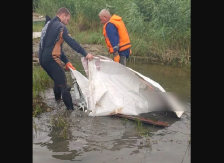 В Астрахани тело неизвестного мужчины извлекли из воды и передали полиции