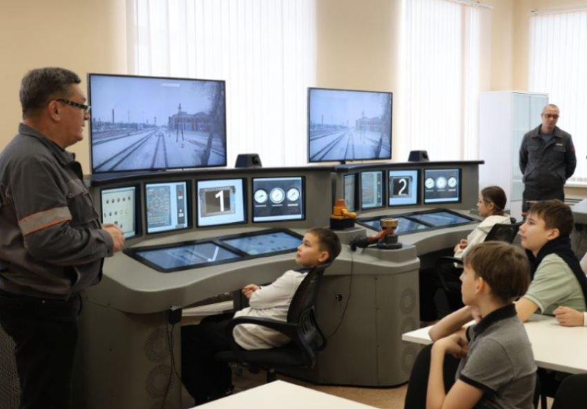 Подростки из Астраханской области попробовали себя в роли железнодорожников на специальных тренажерах