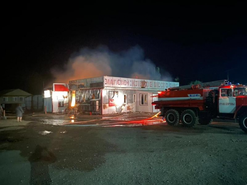 В Астраханской области два часа горело «Клёвое место»