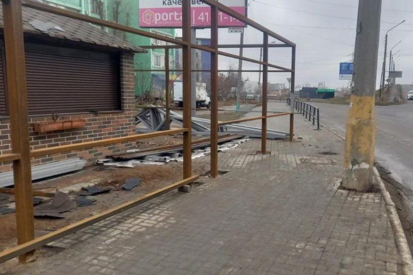 В Астрахани проверят законность строительства кафе на тротуаре