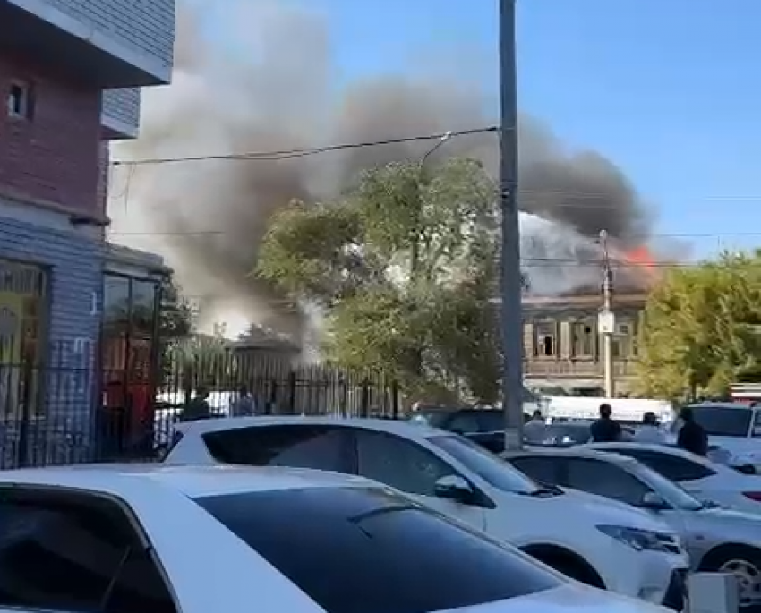 В Астрахани в районе Больших Исад горит дом. Видео