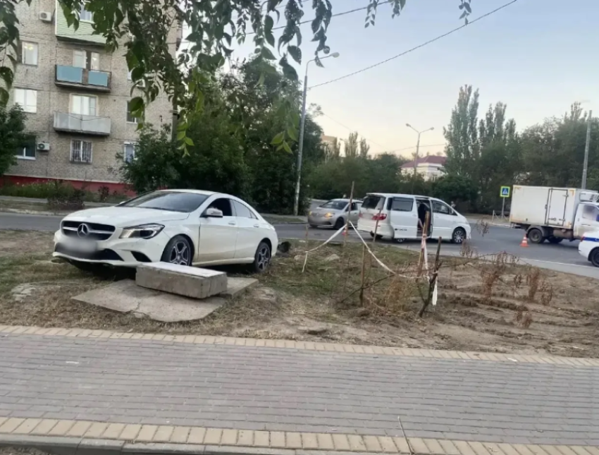 В Астрахани машина выехала на тротуар и сбила двухлетнего ребенка