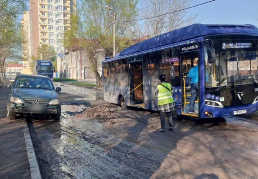 В Астрахани новый автобус с пассажирами угодил в яму на улице Аристова
