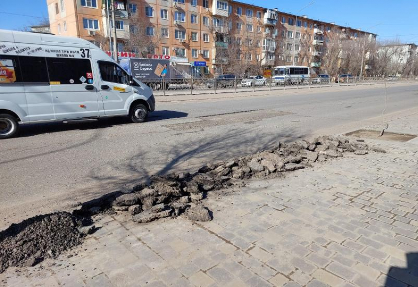 В Астрахани одну из самых разбитых и крупных улиц подготовили к ремонту