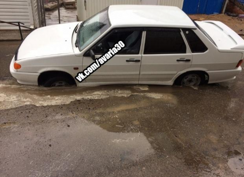  В Астрахани легковушка провалилась в скрытую лужей яму