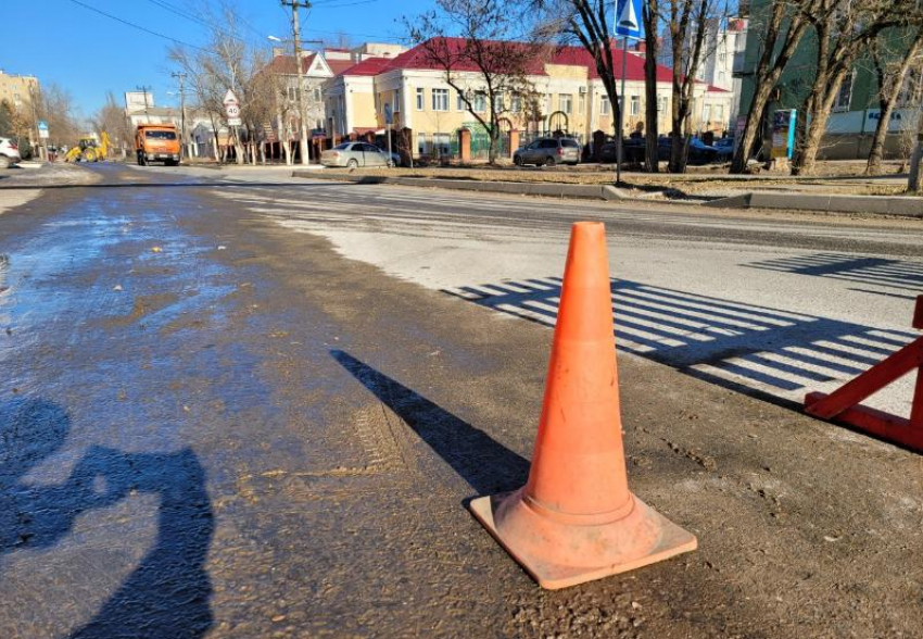 В Астрахани улицу Марии Максаковой перекрыли из-за водопроводной аварии