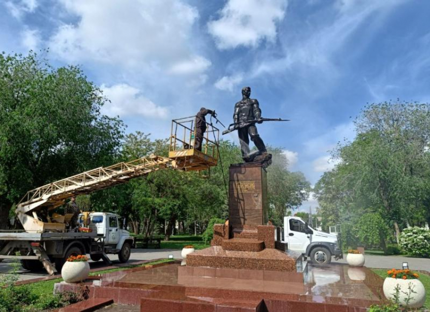 В Астрахани отмывают памятники ко Дню Победы
