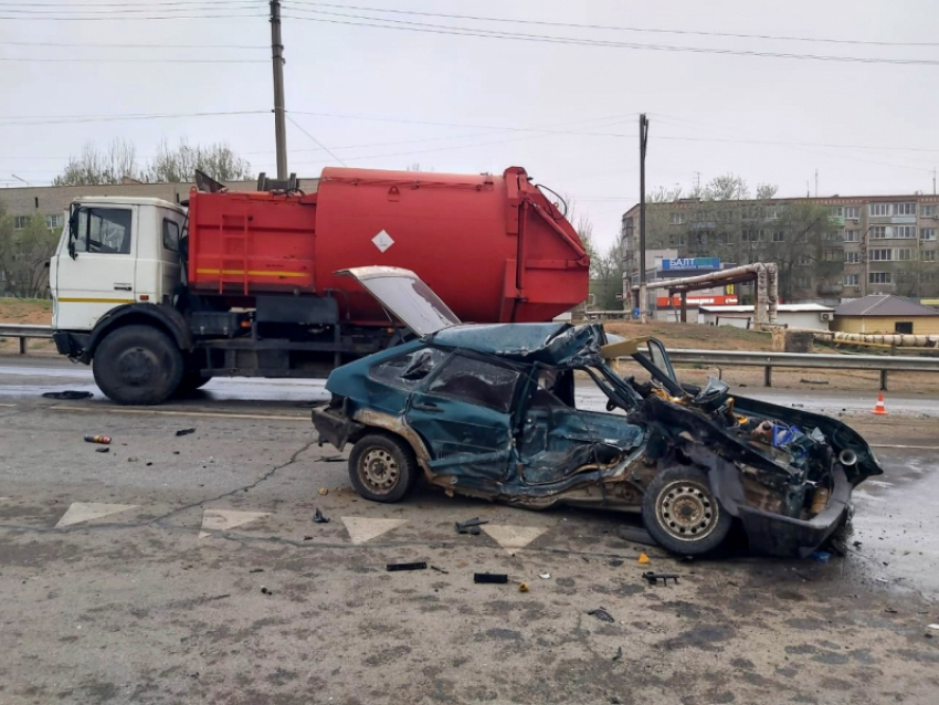 В Астрахани «девятка» протаранила мусоровоз: водитель легковушки погиб