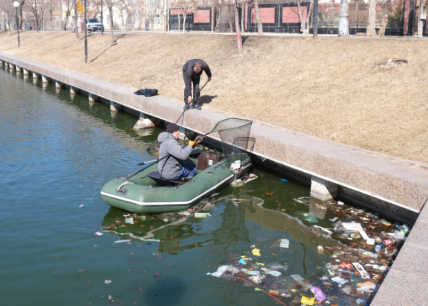 В Астрахани коммунальщики два дня вычищали поверхность Лебединого озера