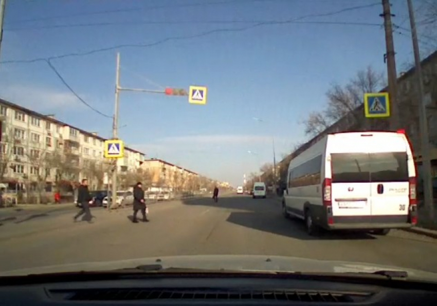 В Астрахани на улице Яблочкова маршрутка проехала на красный свет