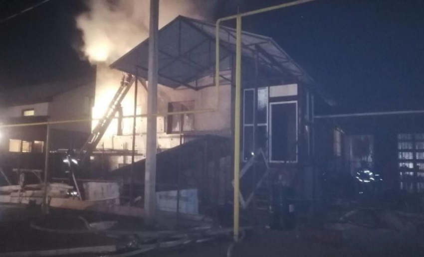 Ночью в Астраханской области загорелся жилой дом, пострадал мужчина