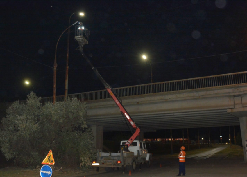 На астраханском Новом мосту заменили все старые лампочки