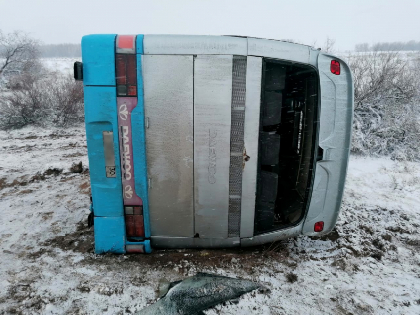 Под Астраханью перевернулся пассажирский автобус