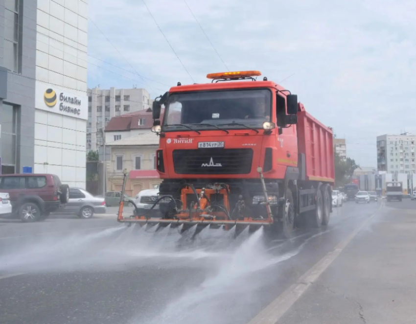 В Астрахани охлаждающая спецтехника спасает дороги от разрушения жарой