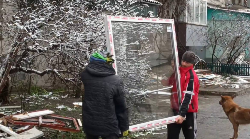 Астраханские строители восстанавливают Кременской район в ЛНР во время обстрелов