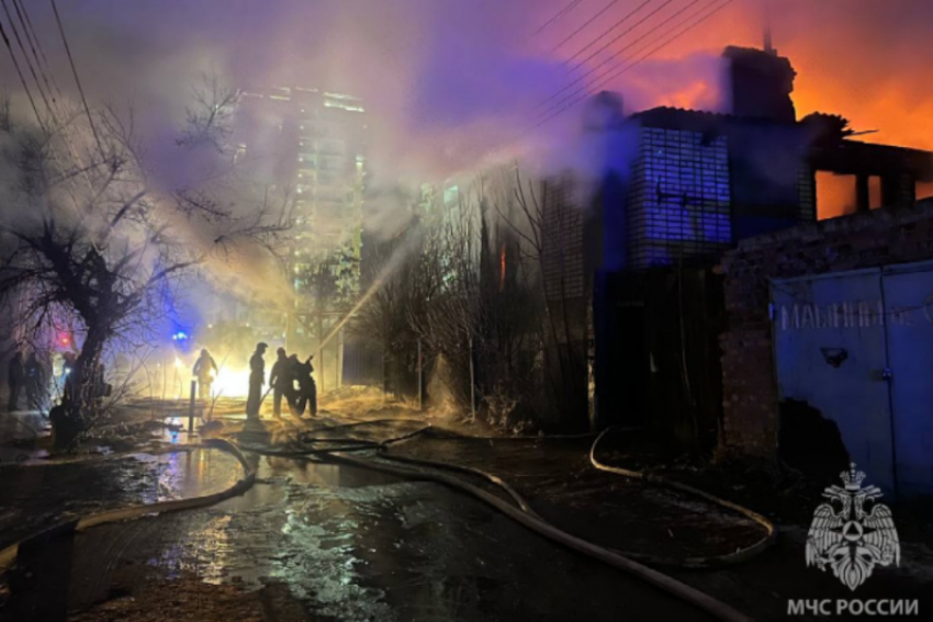 Ночной пожар в центре Астрахани унес жизнь мужчины