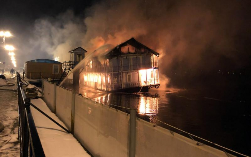 Ночью в Астраханской области у набережной Волги горела брандвахта