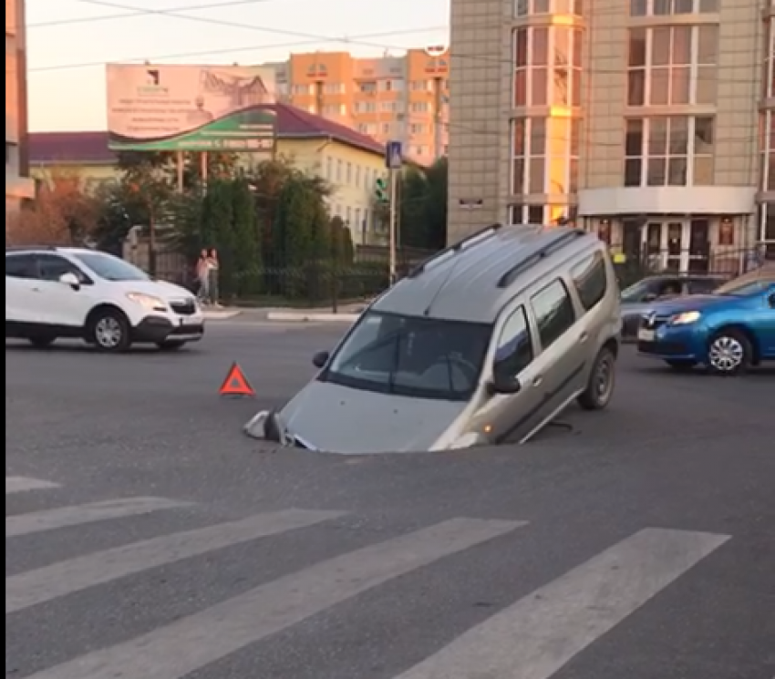 В Астрахани прямо на центральной улице машина ушла под землю