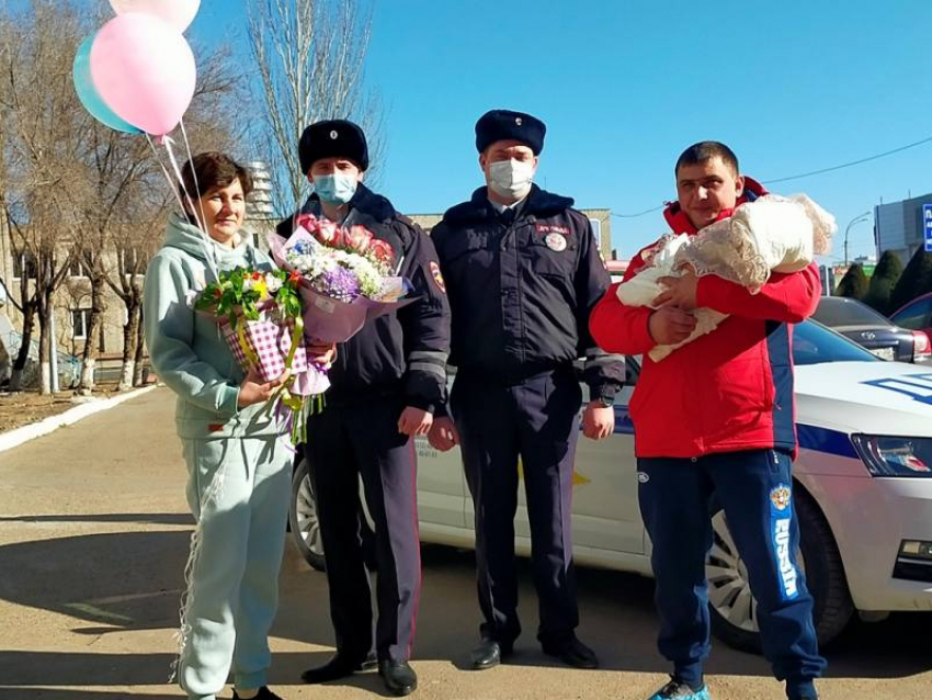 Полицейские помогли астраханке добраться до роддома 