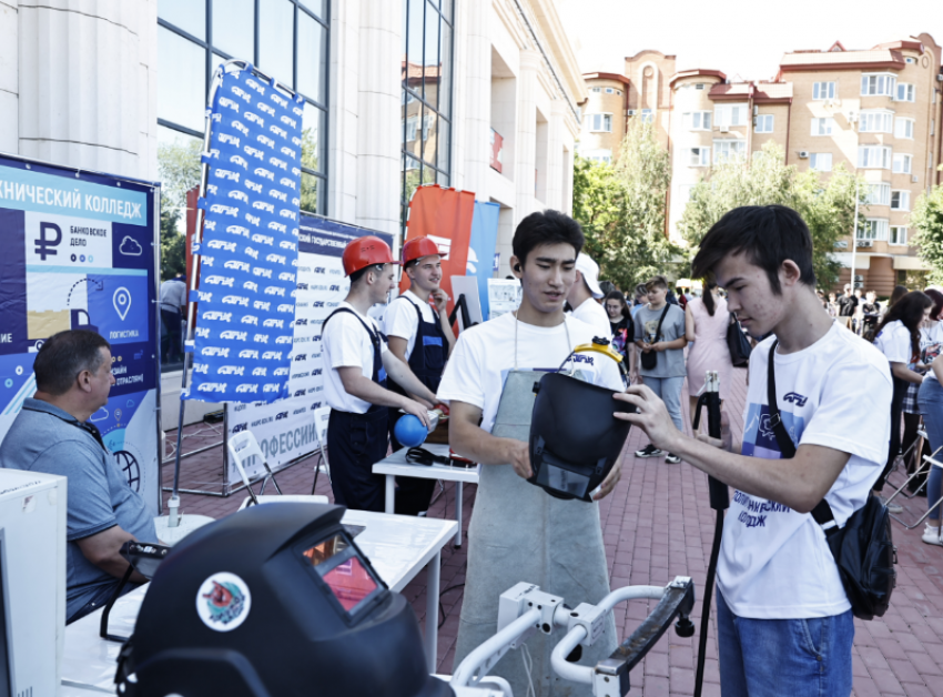 Всероссийская ярмарка трудоустройства предложила астраханцам более 2,5 тысяч вакансий