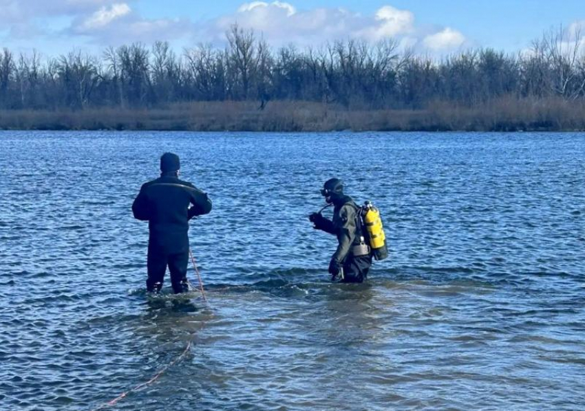 В реке под Астраханью в затонувшей легковушке искали тело
