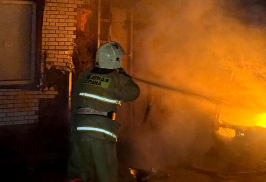 В селе под Астраханью из-за машины сгорел автосервис