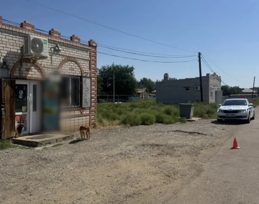 Водитель сбил астраханку с ребенком на обочине и скрылся с места ДТП