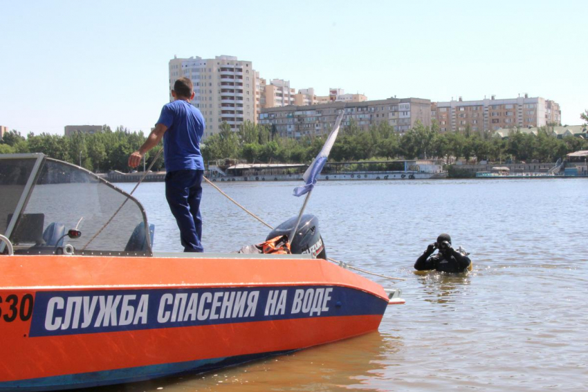 Водолазы «Волгоспаса» исследуют дно на астраханских пляжах