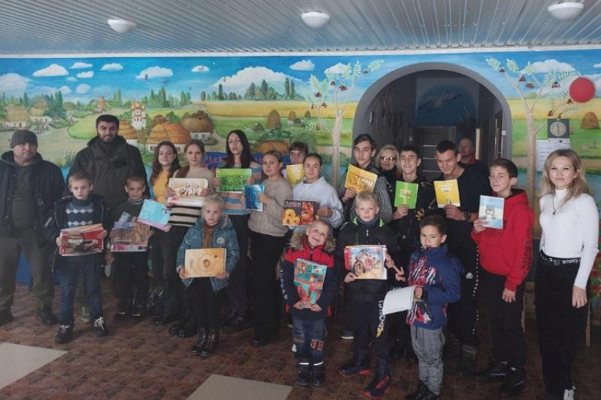 Астраханцы передали школьные комплекты детям из ЛНР