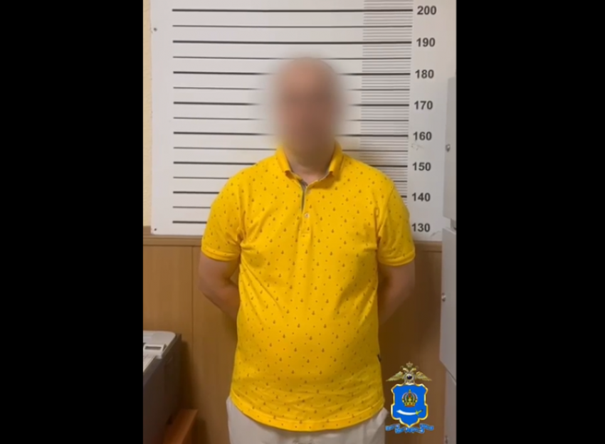 Перерезал провода и разбил дверь: в Астрахани мужчина держал в страхе соседей