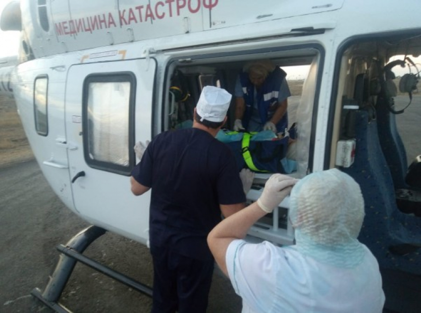 Ребёнка и мотоциклиста в тяжёлом состоянии транспортировали из Астрахани в Волгоград 