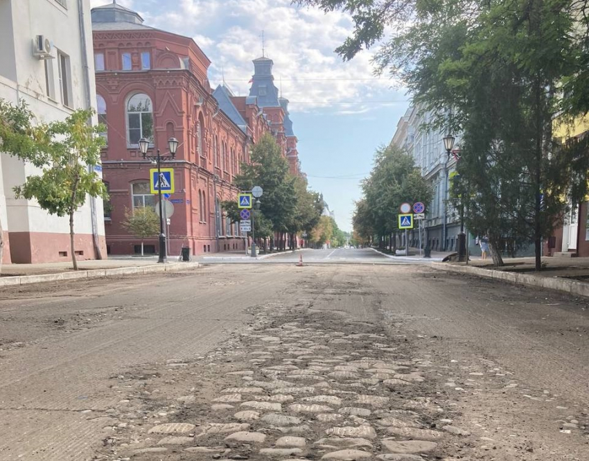 В Астрахани на улице Советской обнаружили булыжную мостовую